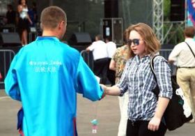 不少中國人欣然接受法輪功學員遞過的真相資料。