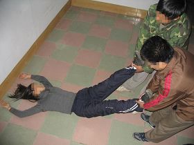 酷刑演示：倒拽兩腿