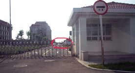 紅圈內為停放的警車