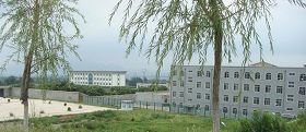 （圖二）右側的建築及此樓的後面，左側的建築（在院外）是辦公樓