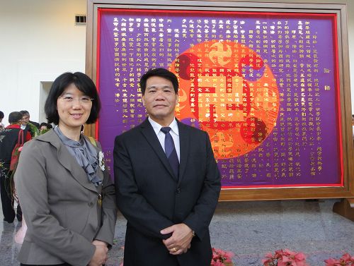 龍紹林（右）與當初至綠島弘法的學員吳安桃女士合影。
