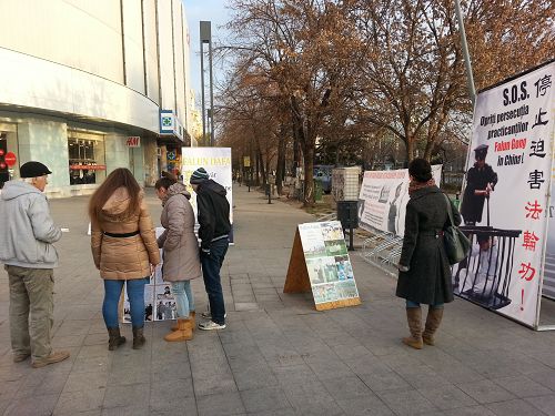 布加勒斯特市中心，羅馬尼亞民眾聆聽法輪功真相，簽名反迫害。