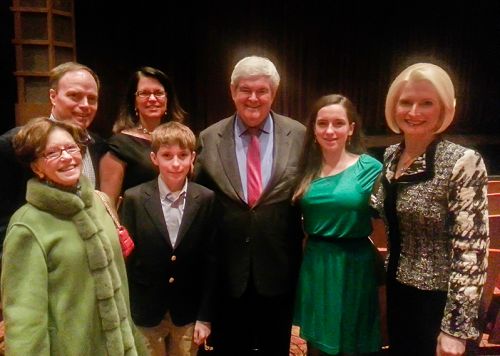 圖3：美國前眾議院議長紐特•金裏奇（中）與夫人卡莉絲塔（右一）及家人觀賞神韻後，在舞台前留影