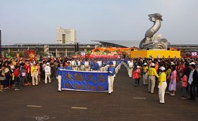 天國樂團雄壯的樂聲吸引民眾夾道歡迎喝彩