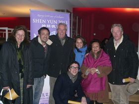 古德全家及友人一行七人讚美神韻演出並開心留影