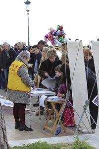 '在薩洛尼卡的白塔海濱傳播法輪功真相'