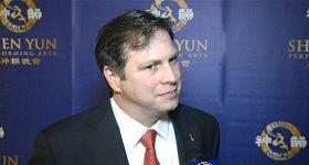 奧地利王室後裔Habsburg-Lothringen先生觀看完三月一日神韻演出後說：「我愛神韻。」