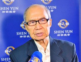 '被影藝界稱為「台灣電影教父」的港台大導演郭南宏，觀看神韻晚會後，接受採訪時，兩眼濕潤，感動之情依然可見。他說，神韻讓人類享受到最高水準的舞蹈藝術，「對這個人類最高的舞蹈藝術，我除了佩服還是佩服！」'