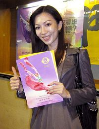 '法老與舞姬異國舞蹈工作室副團長黃思宜第一次觀看神韻，當場淚流滿面：「神韻超高水準的演出，是每個舞蹈演員的夢想。」'