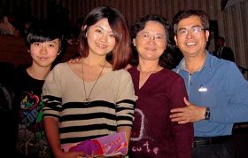 '老斑馬樂團團長、漢民國小校長顏永進偕家人觀賞神韻演出。'