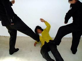 '酷刑演示：腳踢'