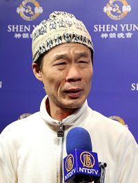'香港熊立武術舞蹈團團長熊立首次觀賞演出後，感動落淚。'