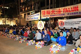'墨爾本部份法輪功學員在市政廣場舉行燭光紀念活動'