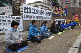 加拿大卡爾加裏部份法輪功學員在中領館前集會，呼籲民眾認清中共
