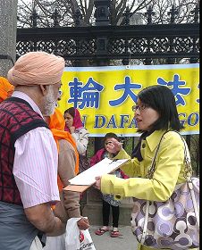 '多倫多市政府前民眾簽名制止迫害'
