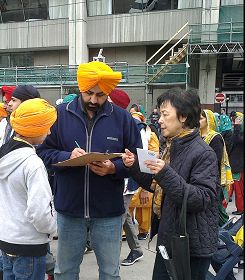 '多倫多市政府前民眾簽名制止迫害'