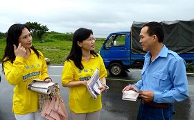 遊客詢問如何開始修煉法輪功