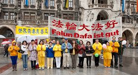 參加活動的法輪功學員恭賀師尊華誕