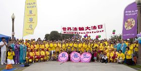 '洛杉磯法輪功學員們恭賀師尊華誕'