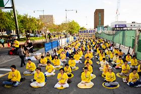 五月十七日晚，法輪功學員在紐約中領館前紀念被中共迫害致死的法輪功學員