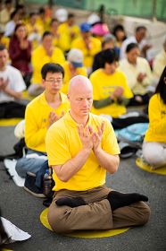 法輪功學員在紐約中領館對面的廣場上和平抗議中共迫害
