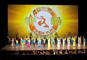 美國神韻紐約藝術團今年首次降臨亞洲最大的美軍基地──橫須賀，二場精彩演出讓這充滿美國風情的軍港接受了一次五千年中國傳統文化的洗禮。