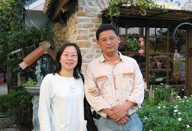 圖2：美滿修煉後與先生的合照。修煉後的美滿遵循真、善、忍待人處事，身心安泰自在。