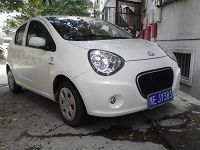 白色吉利熊貓轎車