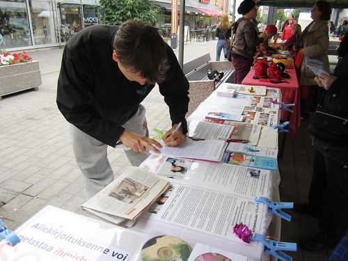 '人權關注日上人們簽名支持反迫害'