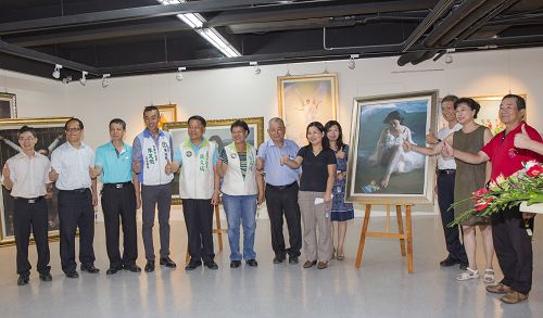 真善忍國際美展在高雄兩個文化中心展出，揭畫茶會時有議員、行政區長等貴賓前來祝賀