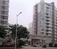 康馨花園大門東側臨街小高層即為16號樓,2單元601室是郭秀紅住所。