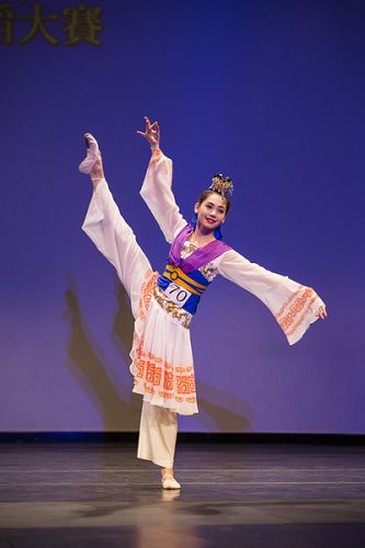 圖4：青年女子組金獎得主周曉表演《女媧補天》