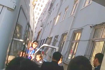 二零一四年十一月十四日第一次開庭時，邢丹被女警架著下車