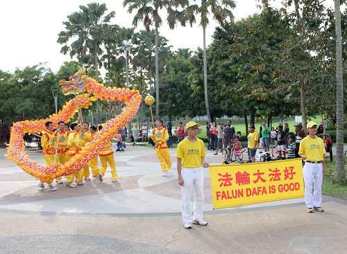 圖6：活靈活現的舞龍隊，引起民眾的關注。