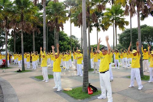 圖8：法輪功學員在公園廣場前進行集體煉功。
