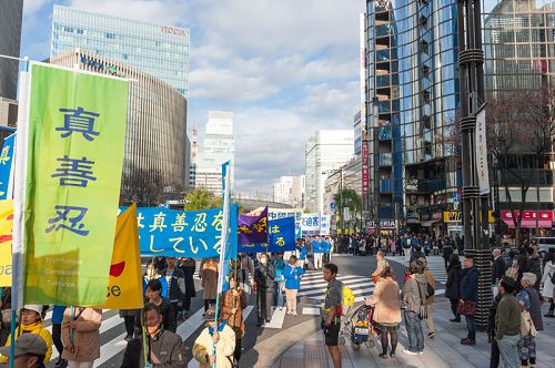 人們擁在道路兩旁觀看