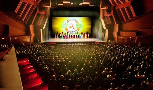 圖2：二零一四年三月十一日，神韻紐約藝術團在橙縣演藝中心的首場演出全場爆滿。