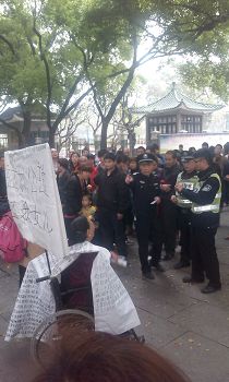警察聞訊趕來監視和騷擾。