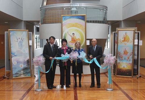 出席開幕式的嘉賓在為畫展剪綵