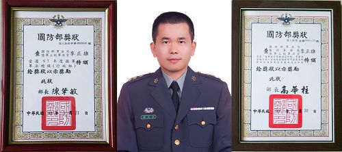 圖2：李正雄兩度獲得軍法楷模殊榮，他說：「這全部要歸功於法輪功『真善忍』精神對我的指導。」