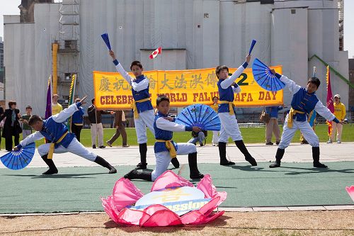 大法小弟子表演舞蹈，歡慶法輪大法日