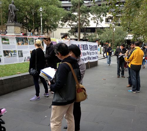了解了真相的墨爾本民眾在徵簽表示簽名支持法輪功學員的反迫害