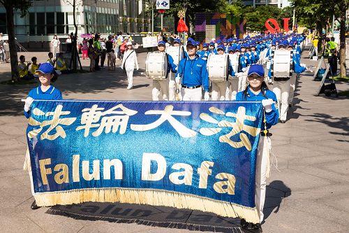 氣勢磅礡雄偉的天國樂團打頭陣，響徹雲霄的浩然樂聲震撼人心。