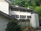 法輪功學員被關在二樓，惡人住在三樓
