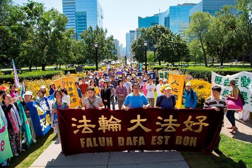 圖：1-2：二零一四年八月二十四日，繼加拿大法會後的第二天，一千多名法輪功學員和支持者在多倫多的省政府廣