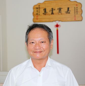圖：汽車經銷商溫錦德修煉法輪功後，飛蚊症、痛風、高血壓都好了。
