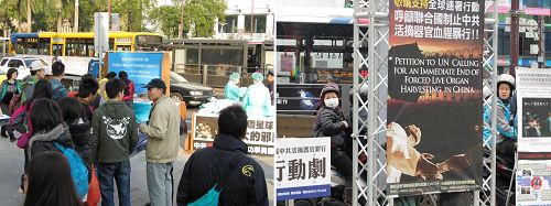 圖2-3：「中共活摘法輪功學員器官」模擬演示行動劇吸引車上乘客、摩托車騎士以及熙來攘往的民眾聚焦注目。