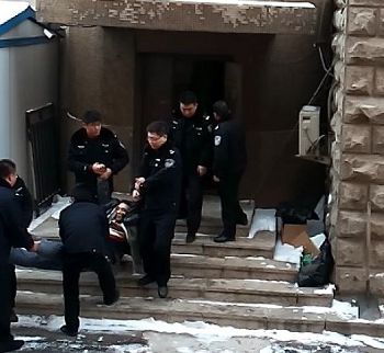二零一五年一月二十日，沈河區法院第三次非法庭審於溟等人時，法警施暴拖人