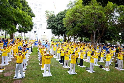 圖1-5：法輪功學員洛杉磯市政廳前煉功
