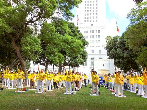 圖1：洛杉磯市政府前　法輪功學員煉功展示美好
